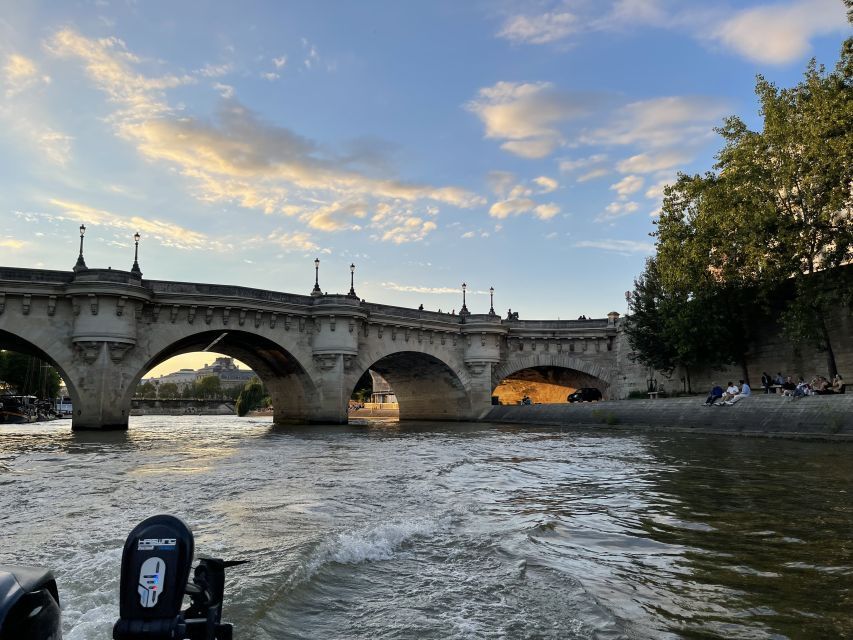 Barco privado por el Sena: paseo romántico con vistas icónicas de París