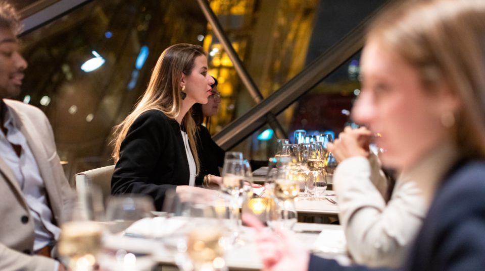 Cena romántica en la Torre Eiffel con vistas nocturnas de París