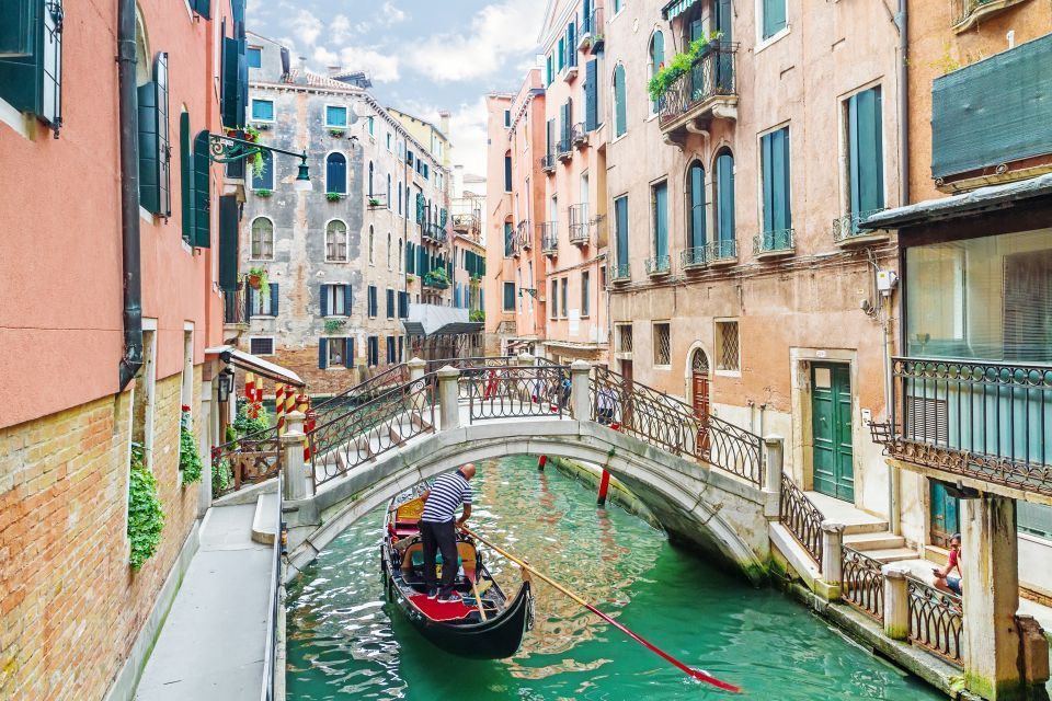 Venecia romántica: góndolas y canales en la Ciudad Flotante
