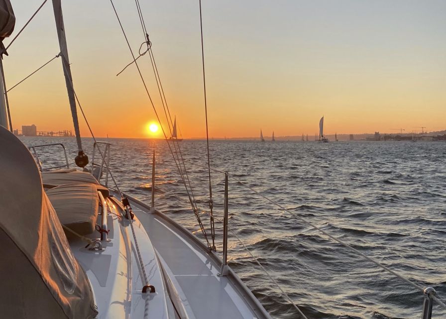 Crucero privado al atardecer en Lisboa: experiencia romántica en barco por el Tajo