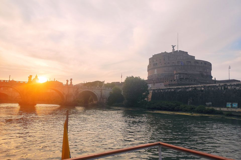 Crucero nocturno por el río Tíber en Roma con aperitivo: plan romántico