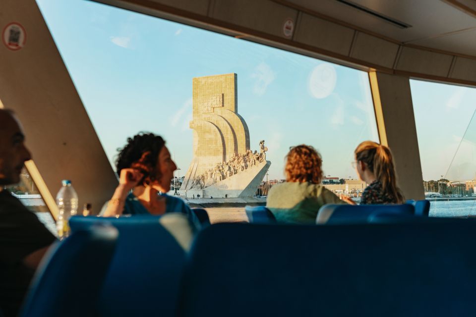 Barco al atardecer en Lisboa con copa: paseo romántico por el Tajo