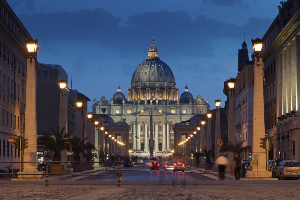 Visita nocturna a los Museos Vaticanos y la Capilla Sixtina: experiencia romántica en Roma