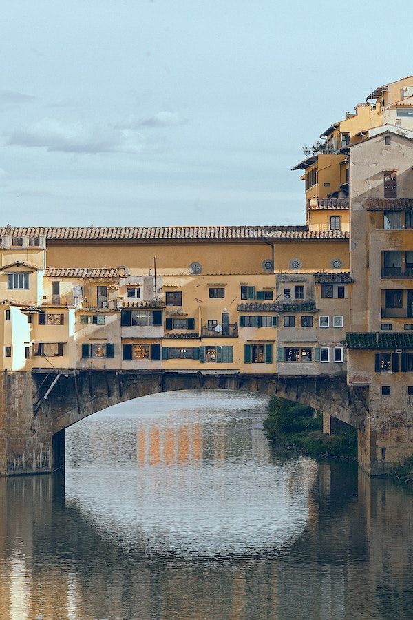 Ponte Vecchio y el río Arno al atardecer: uno de los paseos más románticos de Florencia