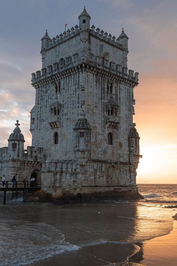 Paseo romántico junto al río Tajo en Lisboa