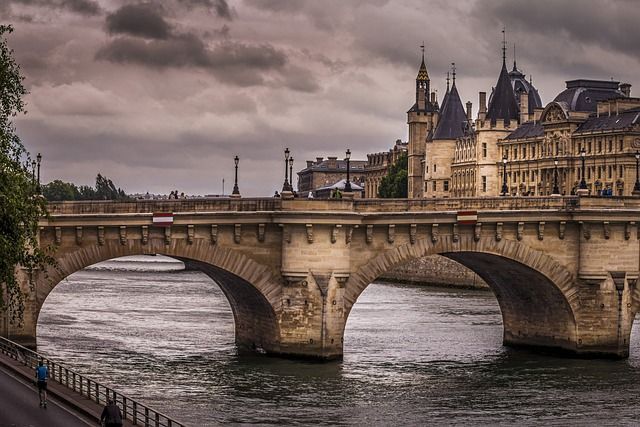 bridge 5721526 640 Puentes románticos de París: paseo junto al Sena y vistas al atardecer