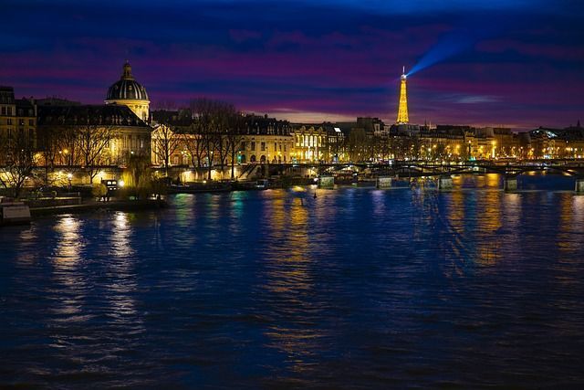 paris 4793193 640 Orillas del Sena en París: paseo romántico con terrazas y ambiente al atardecer